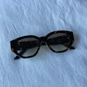 GENTLE MONSTER | Accessories | Dezi Charge It Sunglasses In  display picture 1